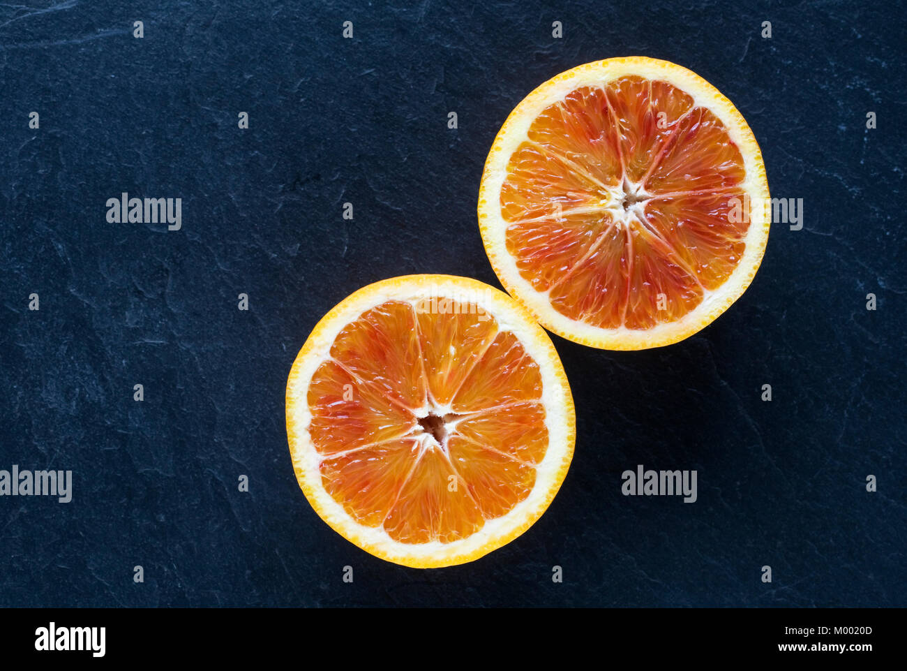 X Citrus Sinenesis. Blutorangen auf Schiefer. Stockfoto