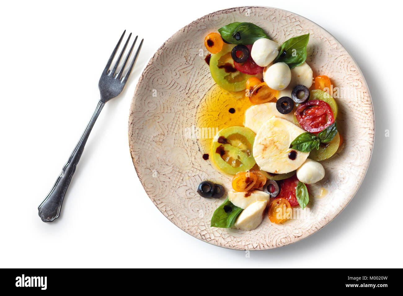 Mozzarella, Tomaten und Basilikum auf der Platte. Auf blau rustikal Tisch. Stockfoto