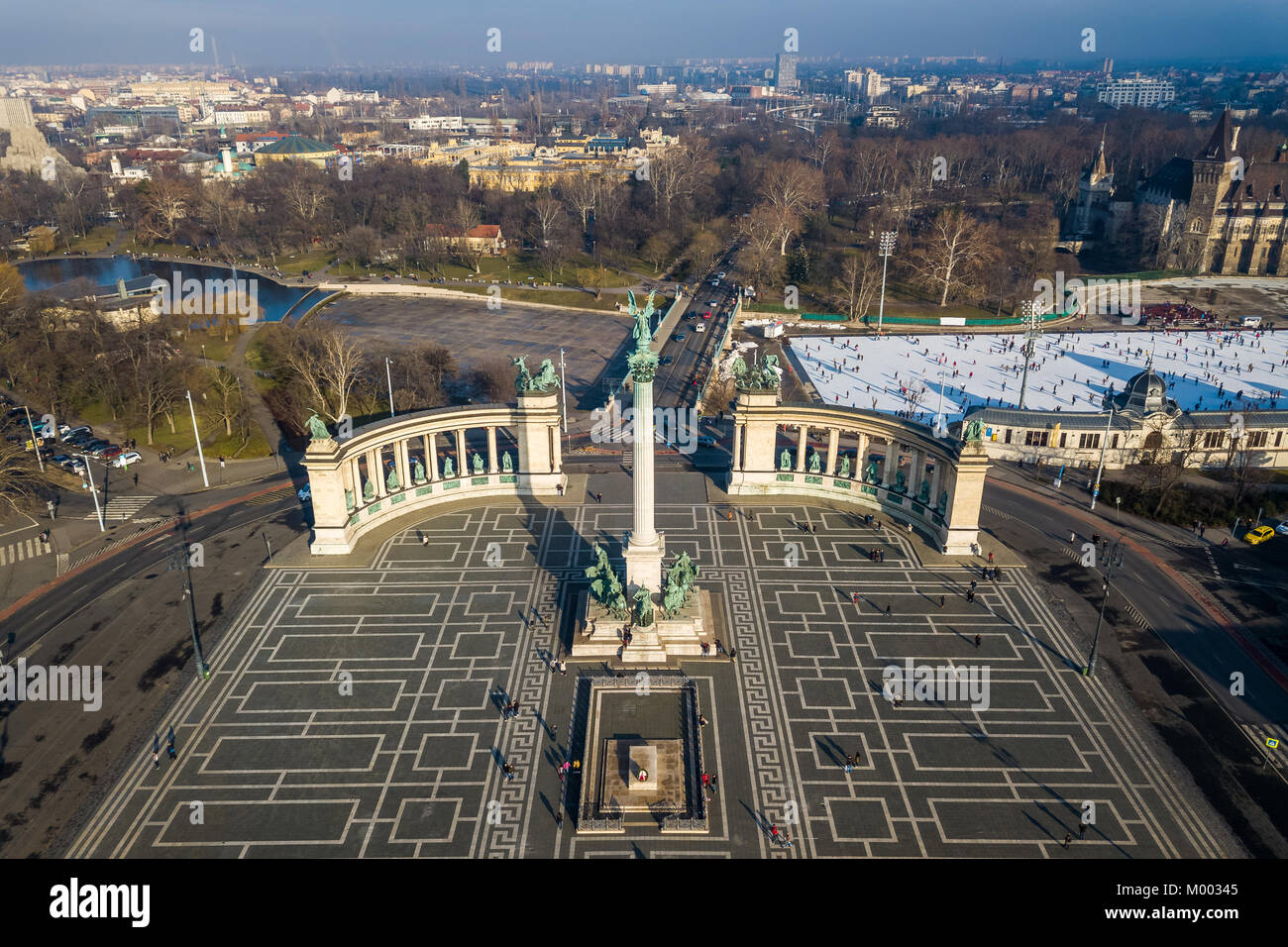 Budapest, Ungarn - Die berühmten Heldenplatz von oben durch eine Drohne getroffen. Diese Ansicht enthält die Varosliget Eisbahn, City Park, Burg Vajdahunyad ein Stockfoto