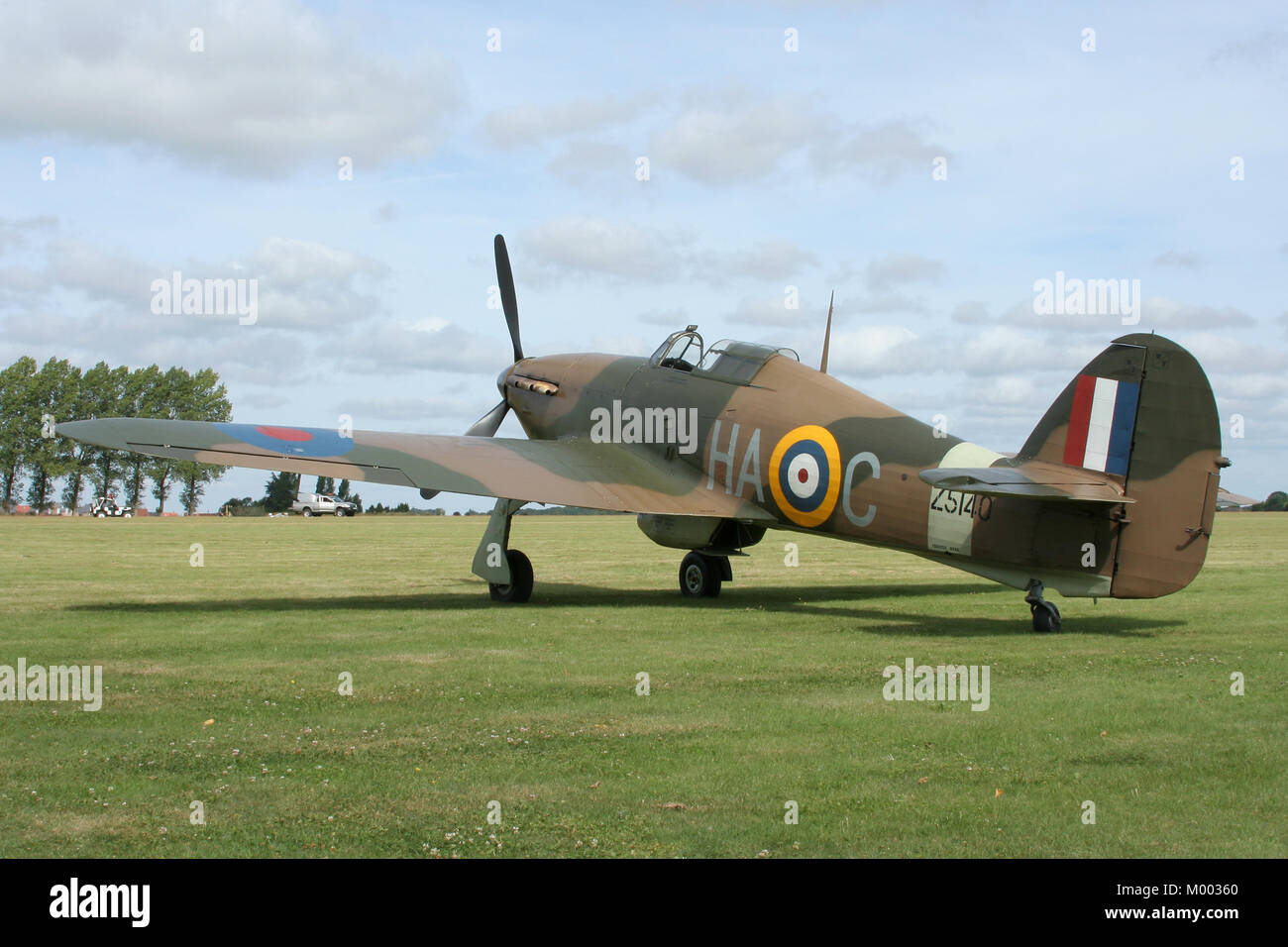 Die historische Flugzeuge Sammlungen vintage Hawker Hurricane Mk XII sitzt auf dem Gras während einer rougham Flugplatz Airshow vor der Anzeige. Stockfoto