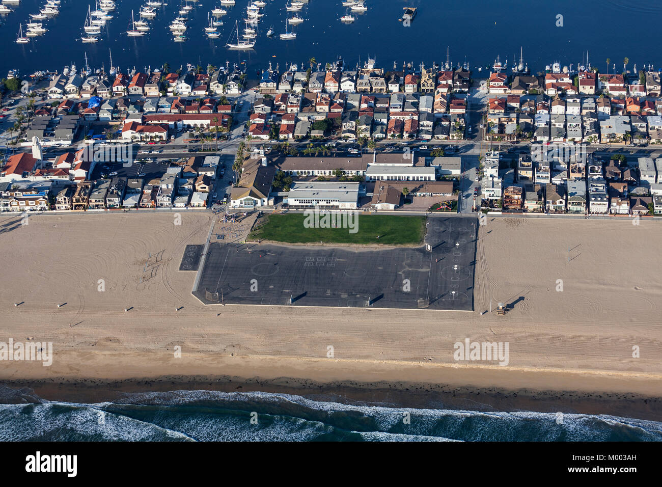 Luftaufnahme von Strand Häuser, Boote und Schule im Newport Beach Area in Orange County, Kalifornien. Stockfoto