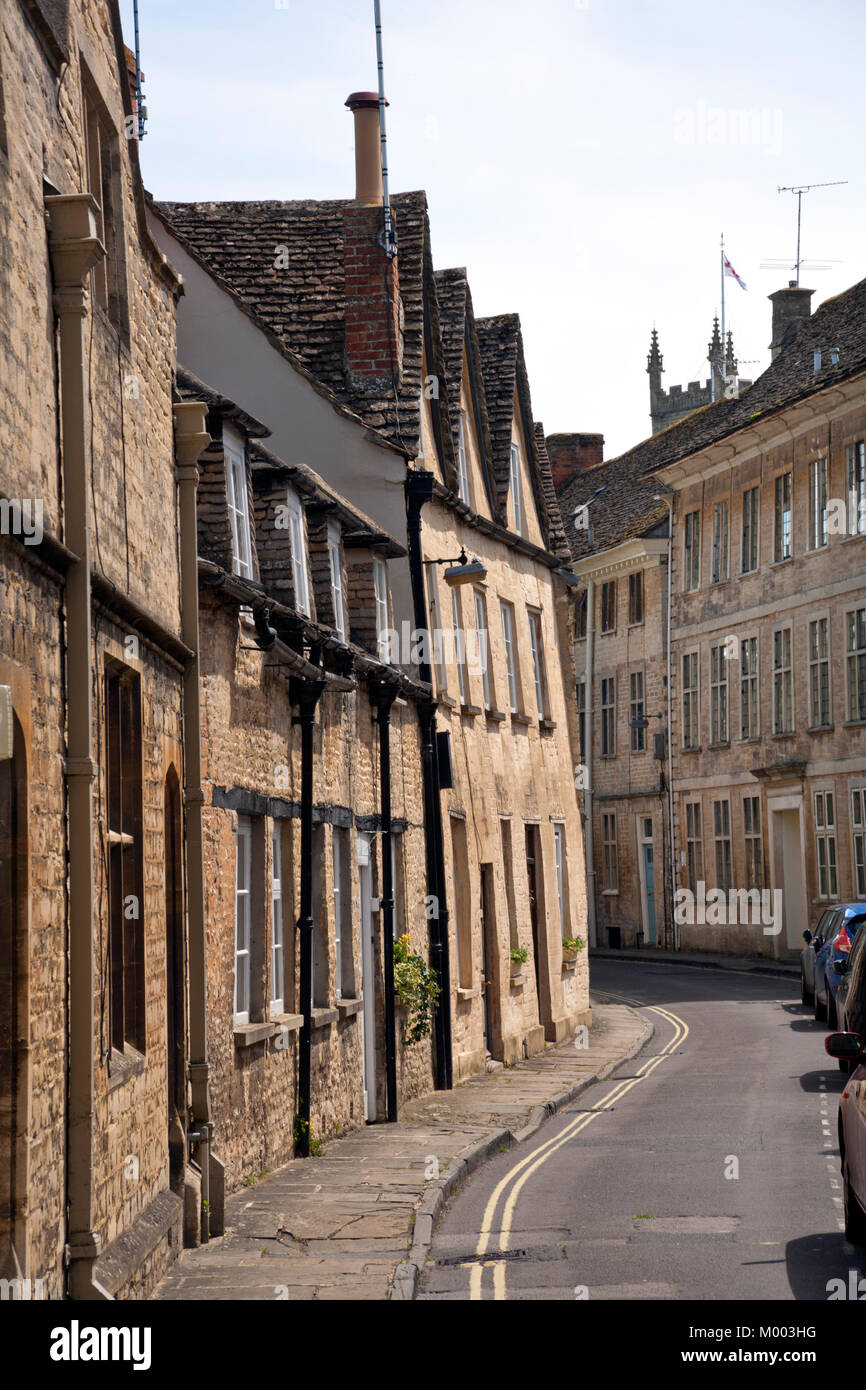 Malerische und historische Gebäude säumen die Straßen, die in der älteren Teile von Cirencester Gloucestershire, VEREINIGTES KÖNIGREICH Stockfoto