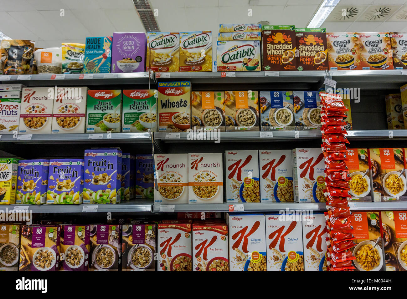 Frühstück Müsli Anzeige an die CO-OP, Supermarkt, England, Großbritannien Stockfoto