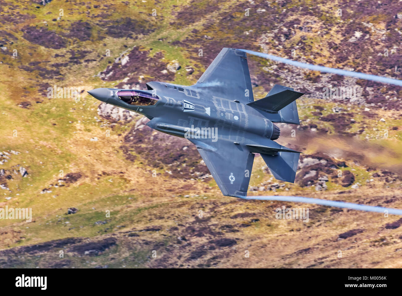 Lockheed Martin F-35 Lightning II flying low level in der Mach loop Wales UK Stockfoto