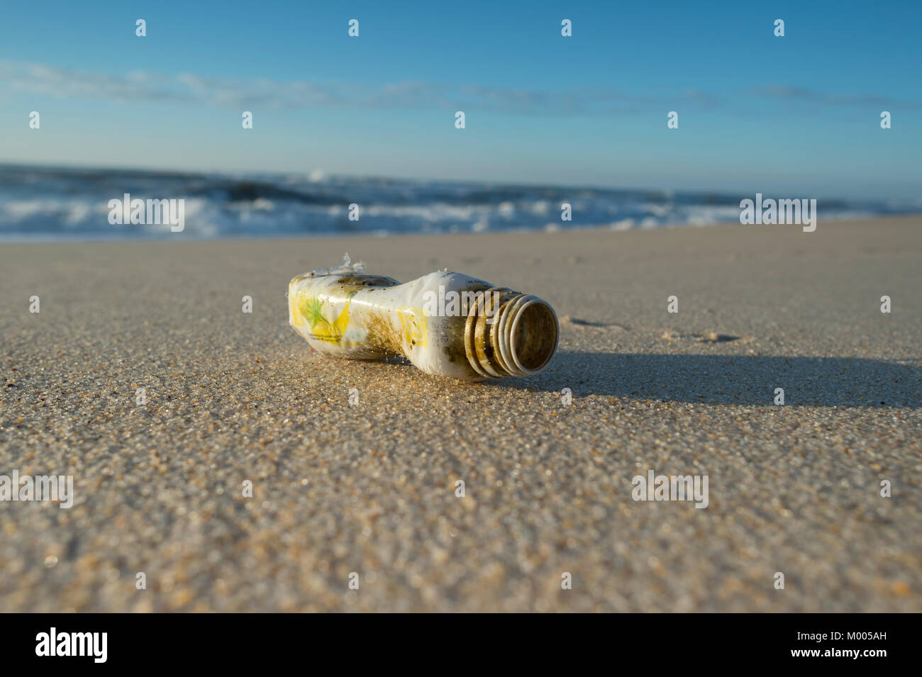 Plastikflasche an einem verlassenen Strand, Meer Verschmutzung mit Nicht recyclingfähiger Kunststoff. Stockfoto