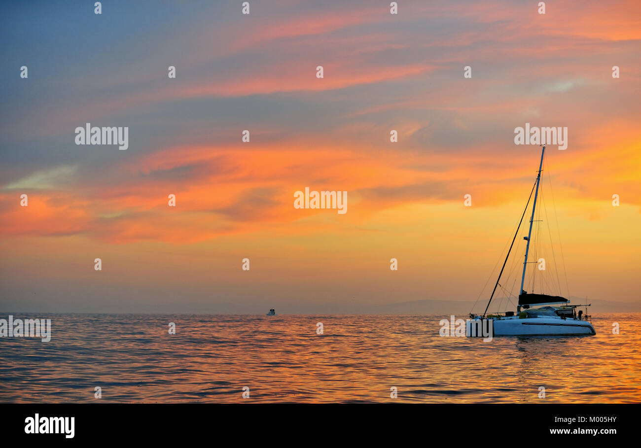 Segelyacht am Meer an der Küste von Südafrika am frühen Morgen. Vor Sonnenaufgang Stockfoto