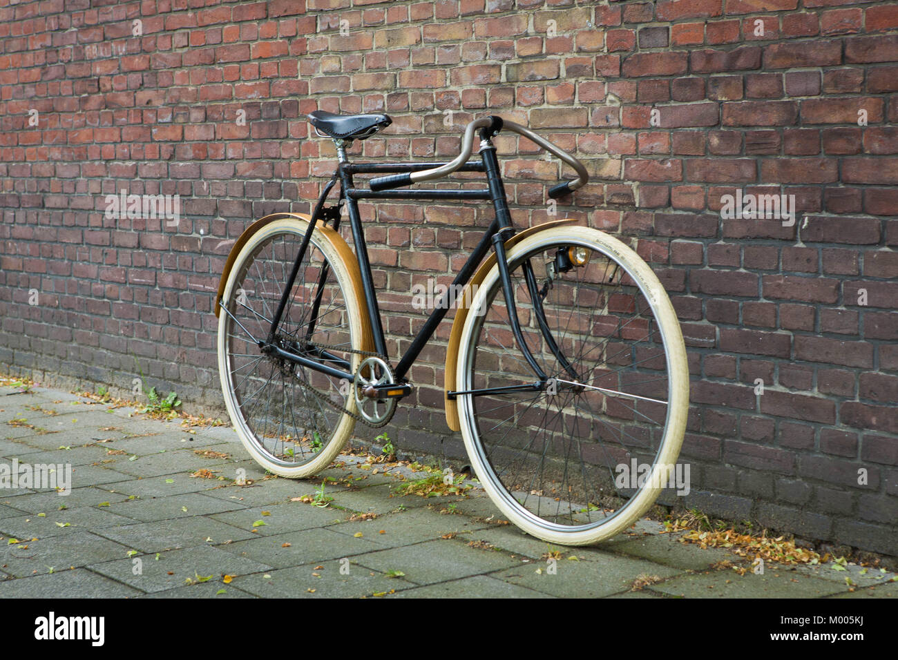 Vintage Path Racer Bike mit einem doppelten Rahmen vor einer Mauer  Stockfotografie - Alamy