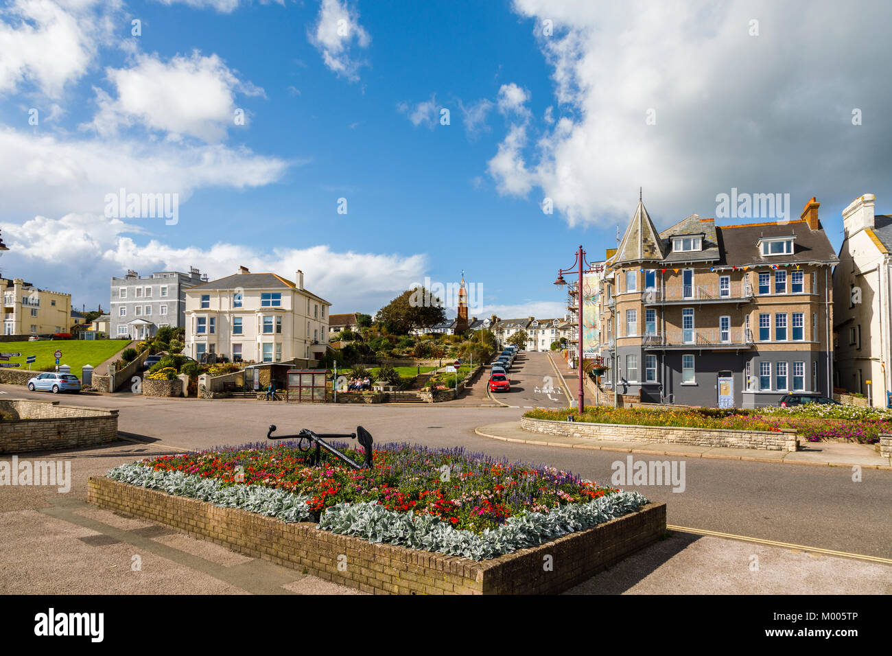 Blick auf die Stadt von der Strandpromenade in Seaton, Devon, einem beliebten Ferienort in der Jurassic Coast Weltkulturerbe, im Südwesten von England, Großbritannien Stockfoto