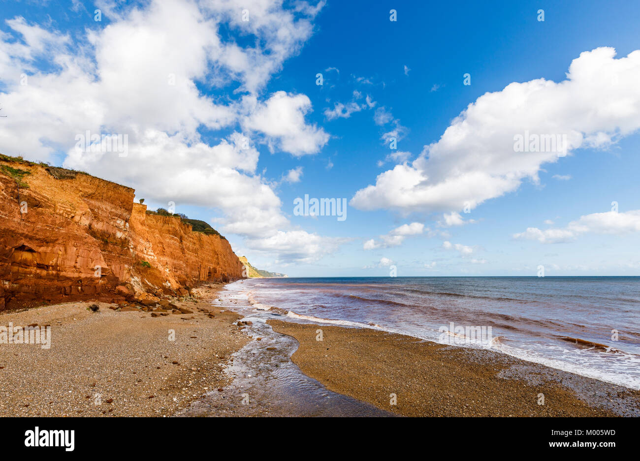 Ockerfarbenen Klippen und der Küste bei Sidmouth, einer Küstenstadt und Resort an der South West Coast Path auf dem englischen Kanal in Devon, Südwest-England Stockfoto