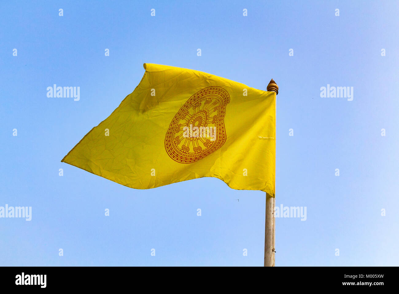 Gelbe Flagge der Chakri Dynastie und blauer Himmel Stockfoto