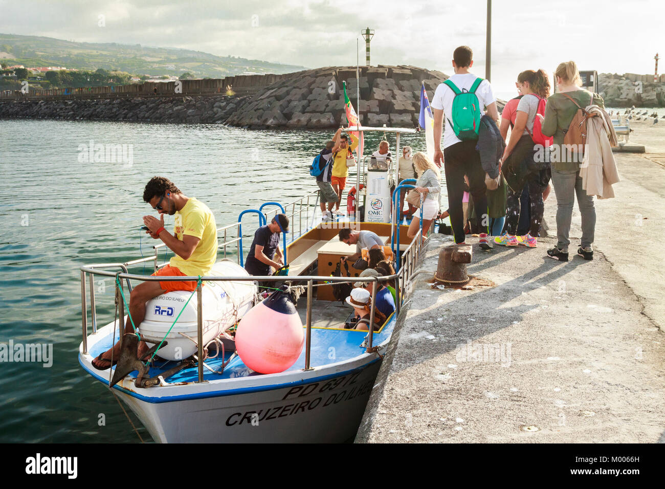 Touristen, die ein Boot besteigen, um von Sao Miguel, Azoren, Portugal, zur Insel Vila Franca do Campo zu reisen Stockfoto