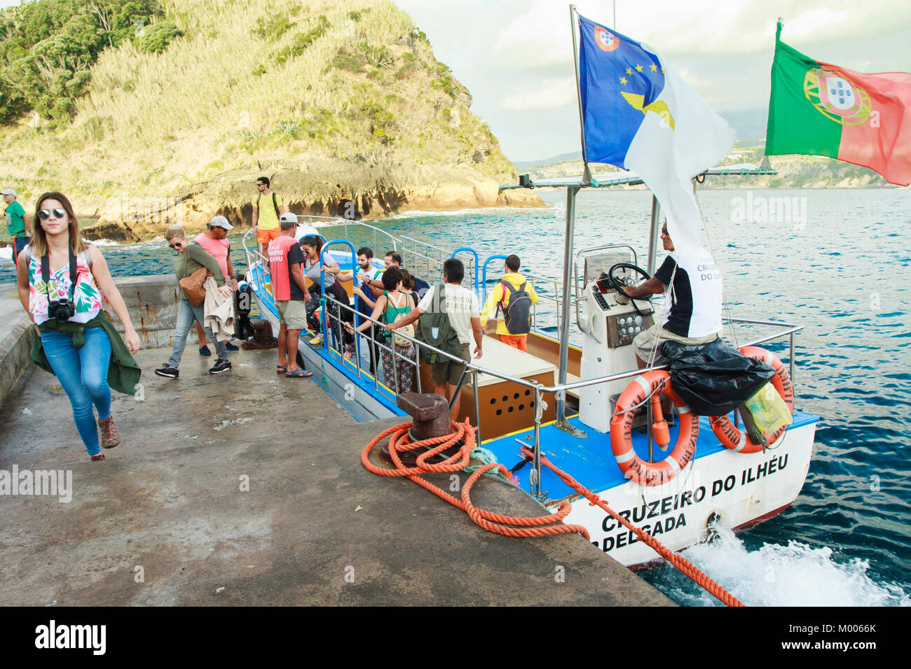 Touristen verlassen das Boot auf die kleine Insel von Vila Franca do Campo Sao Miguel, Azoren, Portugal Stockfoto