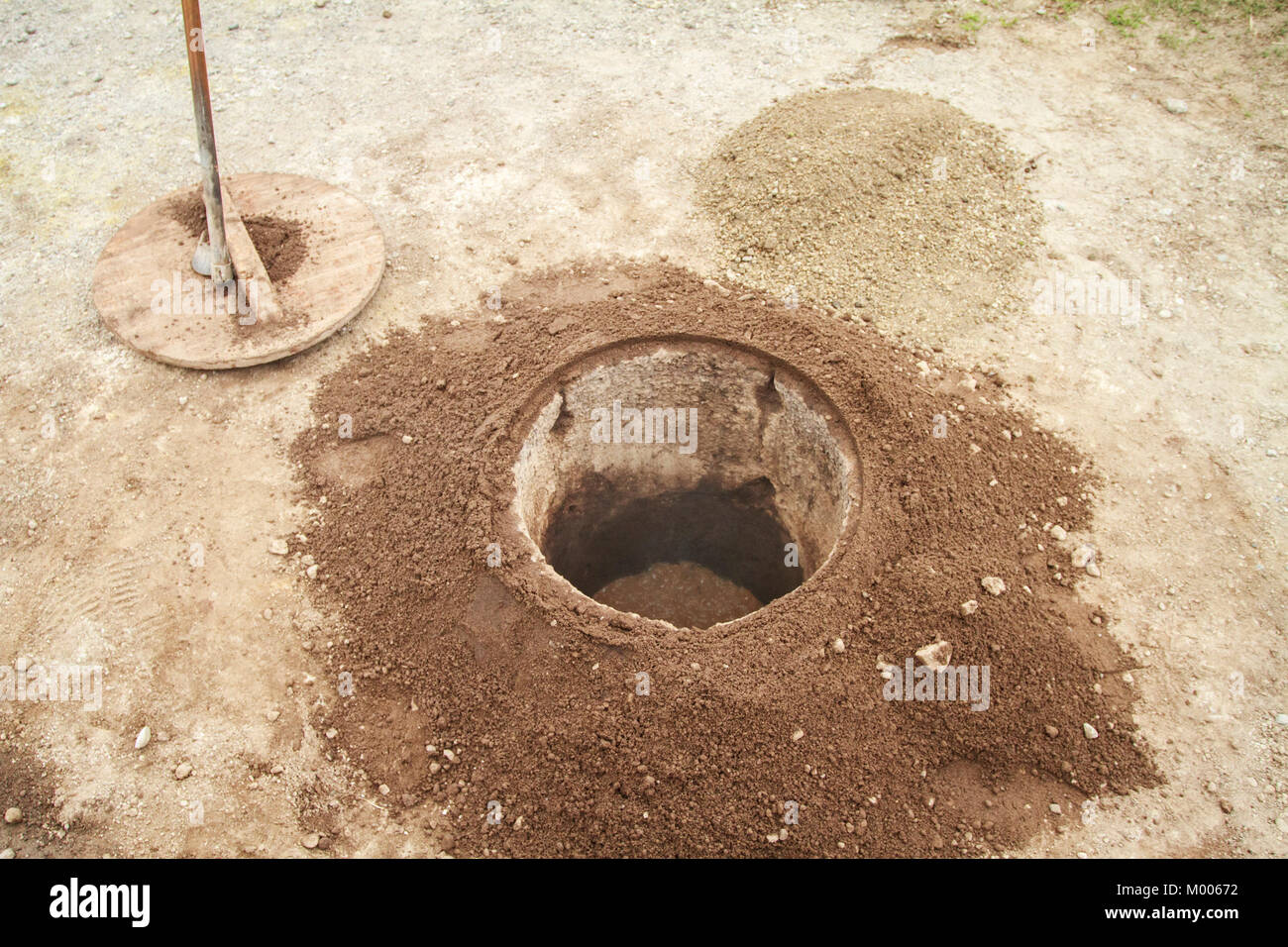 Cozido Ofen - Loch mit natürlichen kochendes Wasser für die Zubereitung von traditionellen Gericht namens Cozido im Furnas, Sao Miguel, Azoren Stockfoto