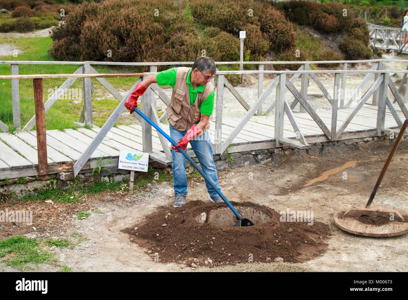 Mitarbeiter von restaurente Tony's scopping heißen kochendes Wasser aus dem Cozido Ofen bei Furnas, Sao Miguel, Azoren Stockfoto