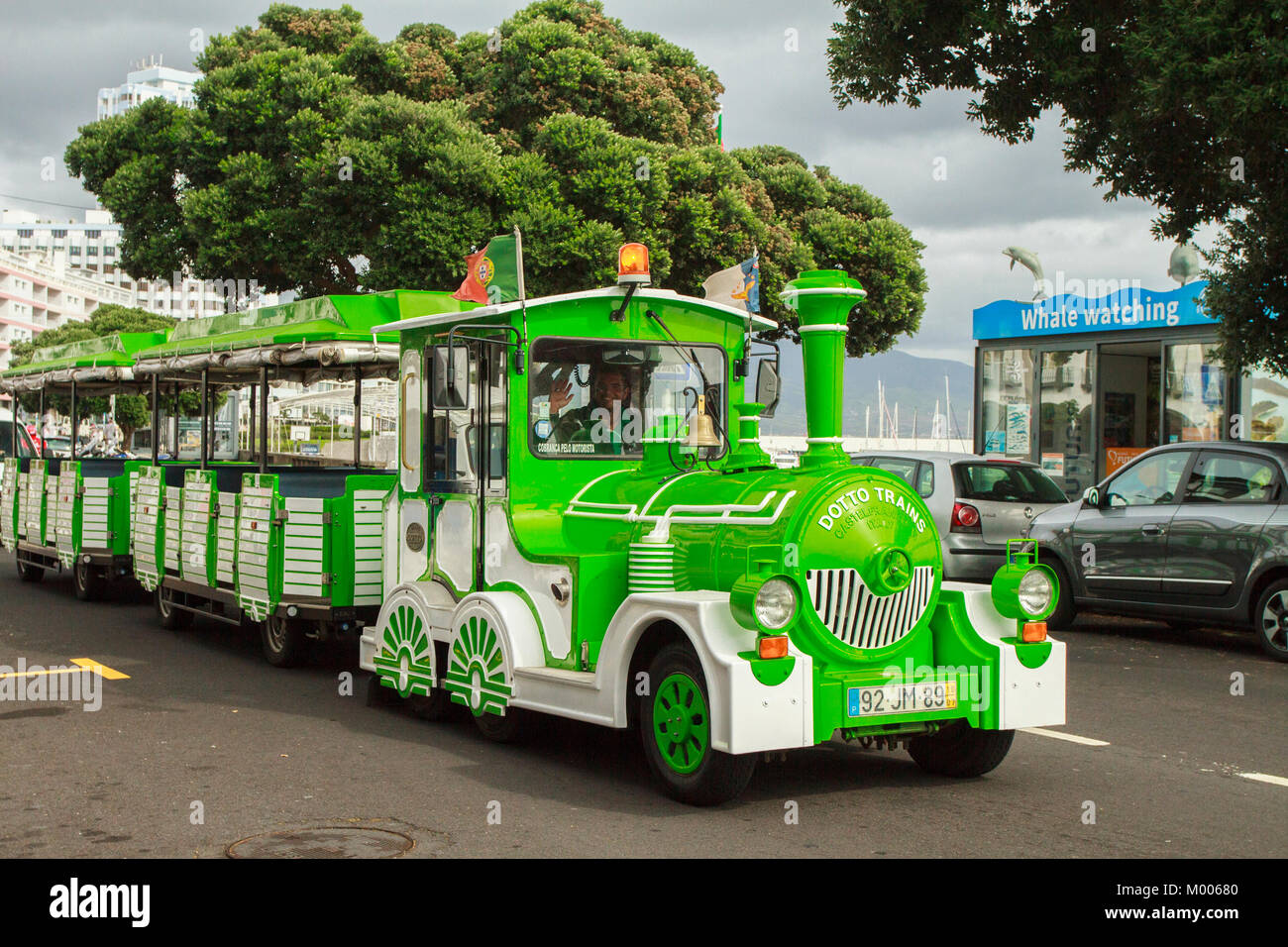 Grüne touristischen Zug in Ponta Delgada, Sao Miguel, Azoren, Portugal Stockfoto