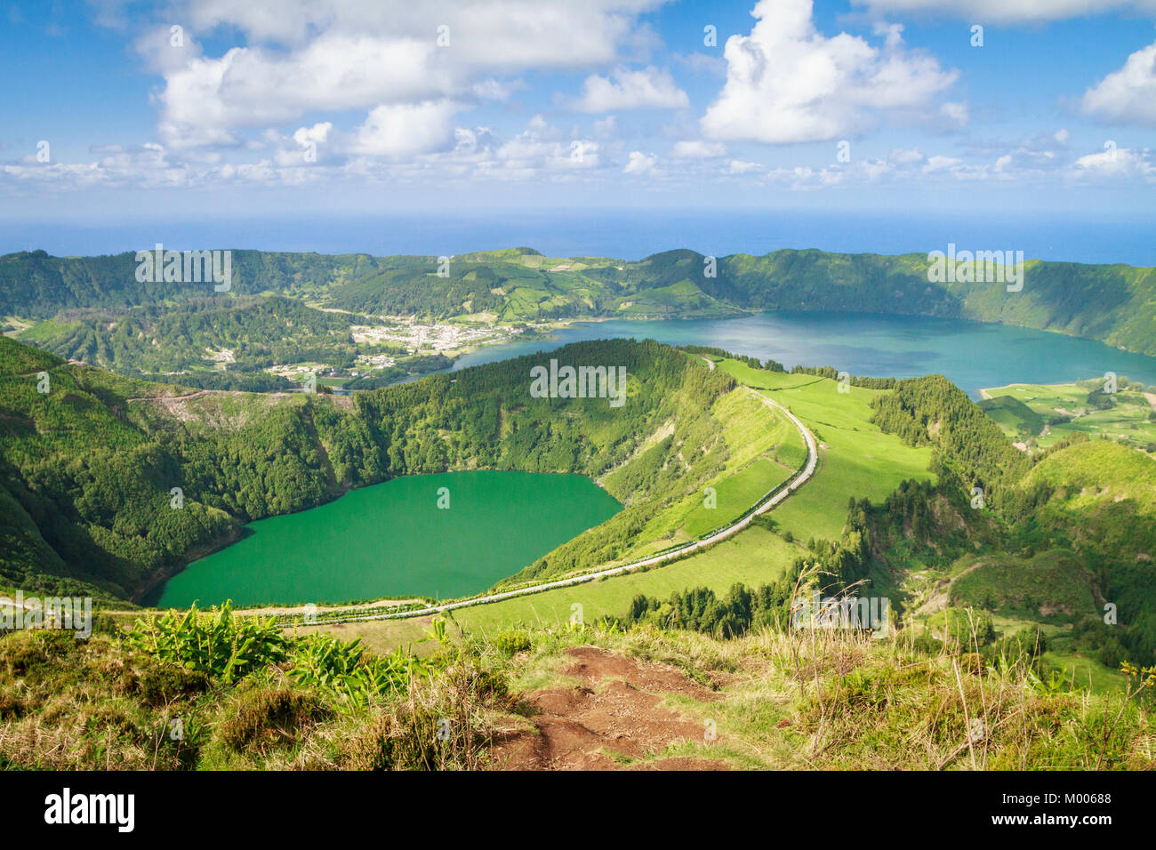 Atemberaubende Aussicht vom Miradouro Boca do Inferno von Sete Cidades Seen, mit Lagoa Santiago im Vordergrund und Lagoa Azul auf der rechten Seite in Sao Miguel Stockfoto