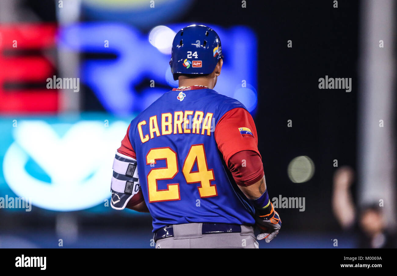 Miguel Cabrera de Venezuela en su Primer turno Al bat del Primer Inning es puesto, durante el World Baseball Classic en Estadio Charros de Jalisco en Guadalajara, Jalisco, Mexiko. Marzo 10, 2017. (Foto/Luis Gutierrez) Aspekte vor Puerto Rico's Spiel gegen Venezuela während der World Baseball Classic in Charros de Jalisco Stadium in Guadalajara, Jalisco, Mexiko. März 10, 2017. (Foto/Luis Gutierrez) Stockfoto