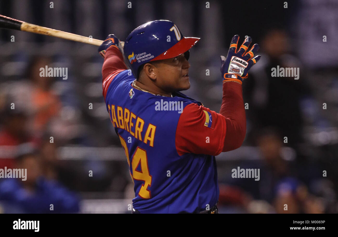 Miguel Cabrera de Venezuela en su Primer turno Al bat del Primer Inning es puesto, durante el World Baseball Classic en Estadio Charros de Jalisco en Guadalajara, Jalisco, Mexiko. Marzo 10, 2017. (Foto/Luis Gutierrez) Aspekte vor Puerto Rico's Spiel gegen Venezuela während der World Baseball Classic in Charros de Jalisco Stadium in Guadalajara, Jalisco, Mexiko. März 10, 2017. (Foto/Luis Gutierrez) Stockfoto