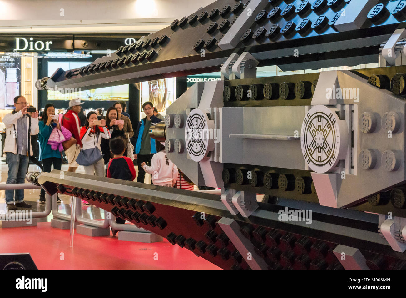 Lego Ausstellung und Menschen für Fotos posiert in Hongkong SAR Stockfoto