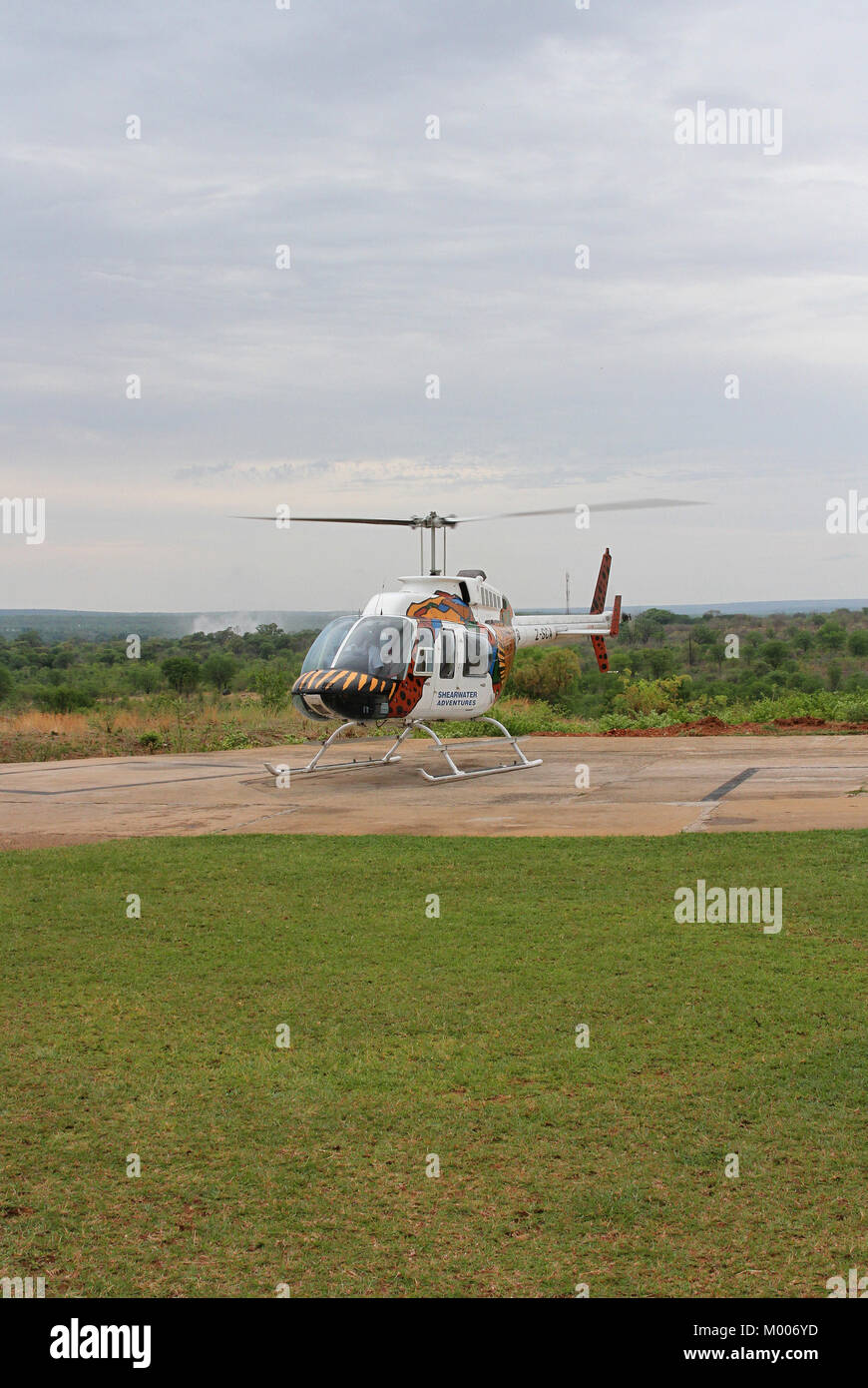 Sambesi Helicopter Company Bell 206L-3 LongRanger III, Mosi-Oa-Tunya, Viktoriafälle, Simbabwe. Stockfoto