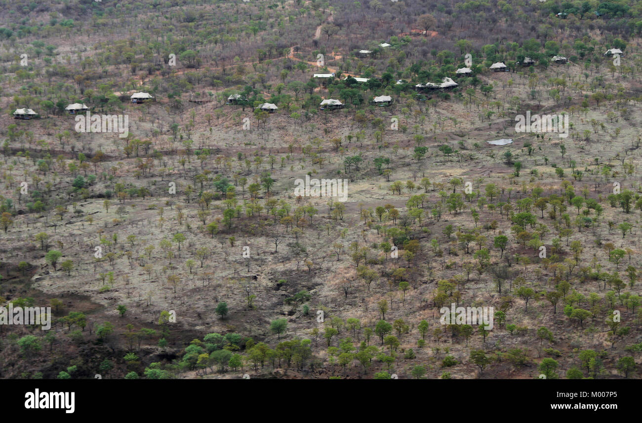 Zeltcamps in der Savanne, Mosi-Oa-Tunya, Viktoriafälle, Simbabwe. Stockfoto