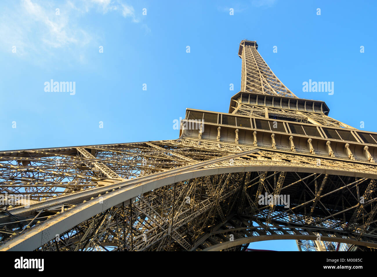 Dynamische Low Angle Blick auf den Eiffelturm gegen den blauen Himmel. Stockfoto