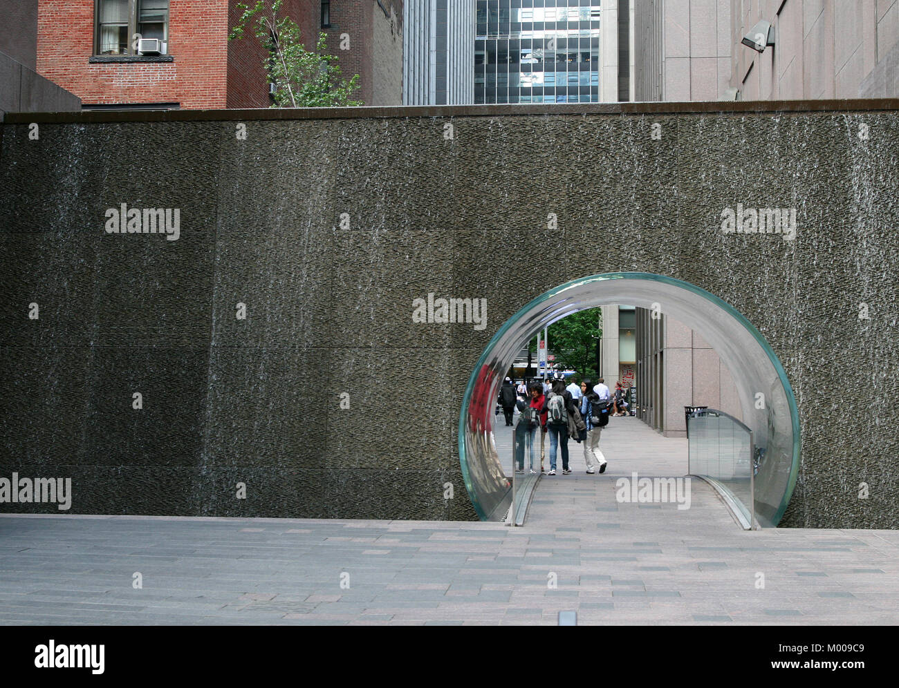 Emaillierter gewölbten Eingangsbereich mit Glas Seite Barrieren, New York City, New York State, USA. Stockfoto
