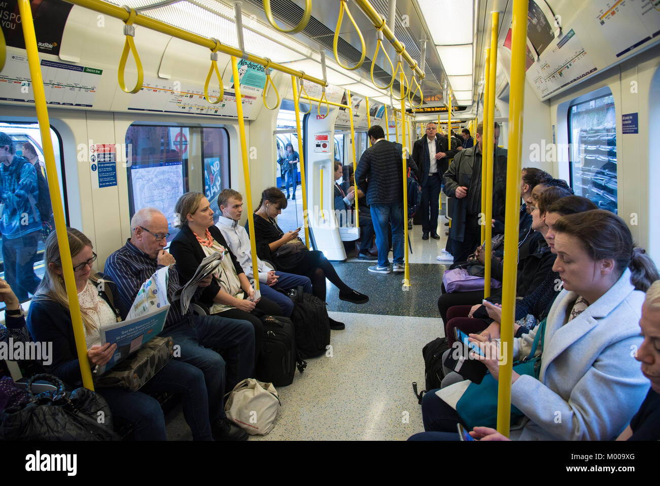 Fahrgäste in der U-Bahn auf der Distric Linie, London, 2017 Stockfoto