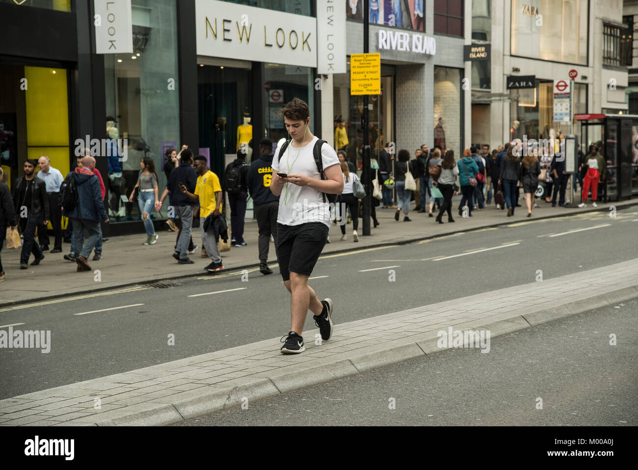 Fußgänger auf der Oxford Street in der Nähe der Tottenham Court Road, London, 2017 Stockfoto