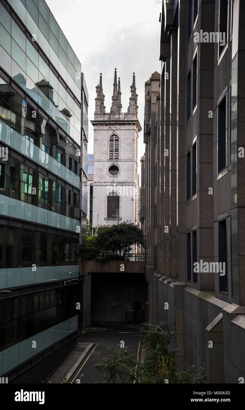 Alte London Kirche gesäumt von modernen Bürogebäuden in der Stadt. 2017 Stockfoto