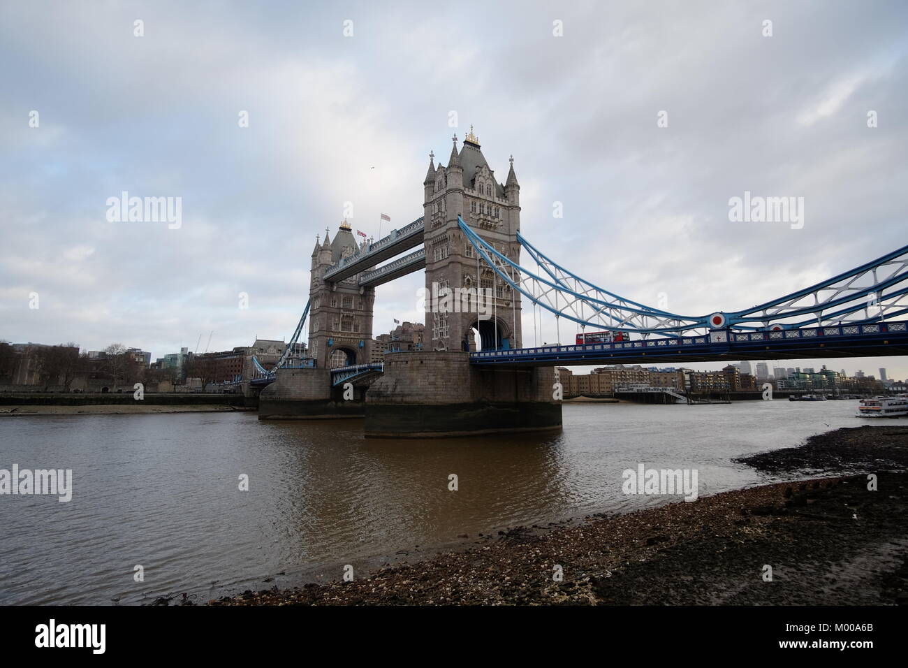 Tower Bridge an einem bewölkten Morgen Stockfoto