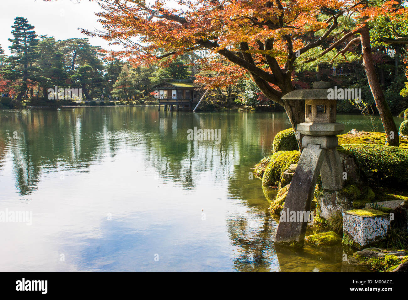 Die ikonischen Kotoji - toro, ein Stein Laterne mit zwei Beinen im Kenroku-en (sechs Attribute Garten), einer der drei großen Gärten von Japan, in Kanaz entfernt Stockfoto