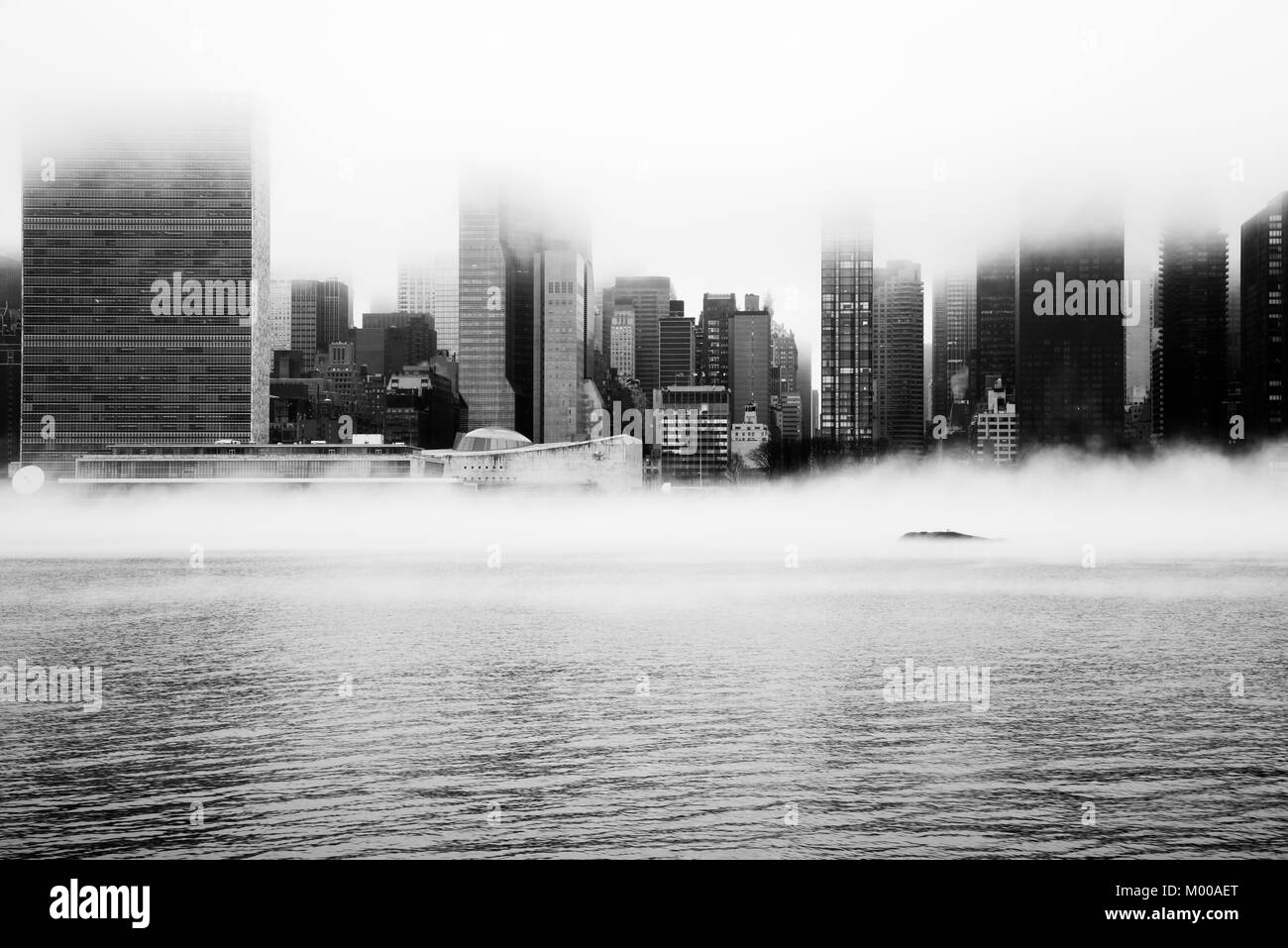 Einem dichten Nebel New York City während der Tag der Winter auf Januar 2018. Blick auf Manhattan und dem Gebäude der Vereinten Nationen. Stockfoto