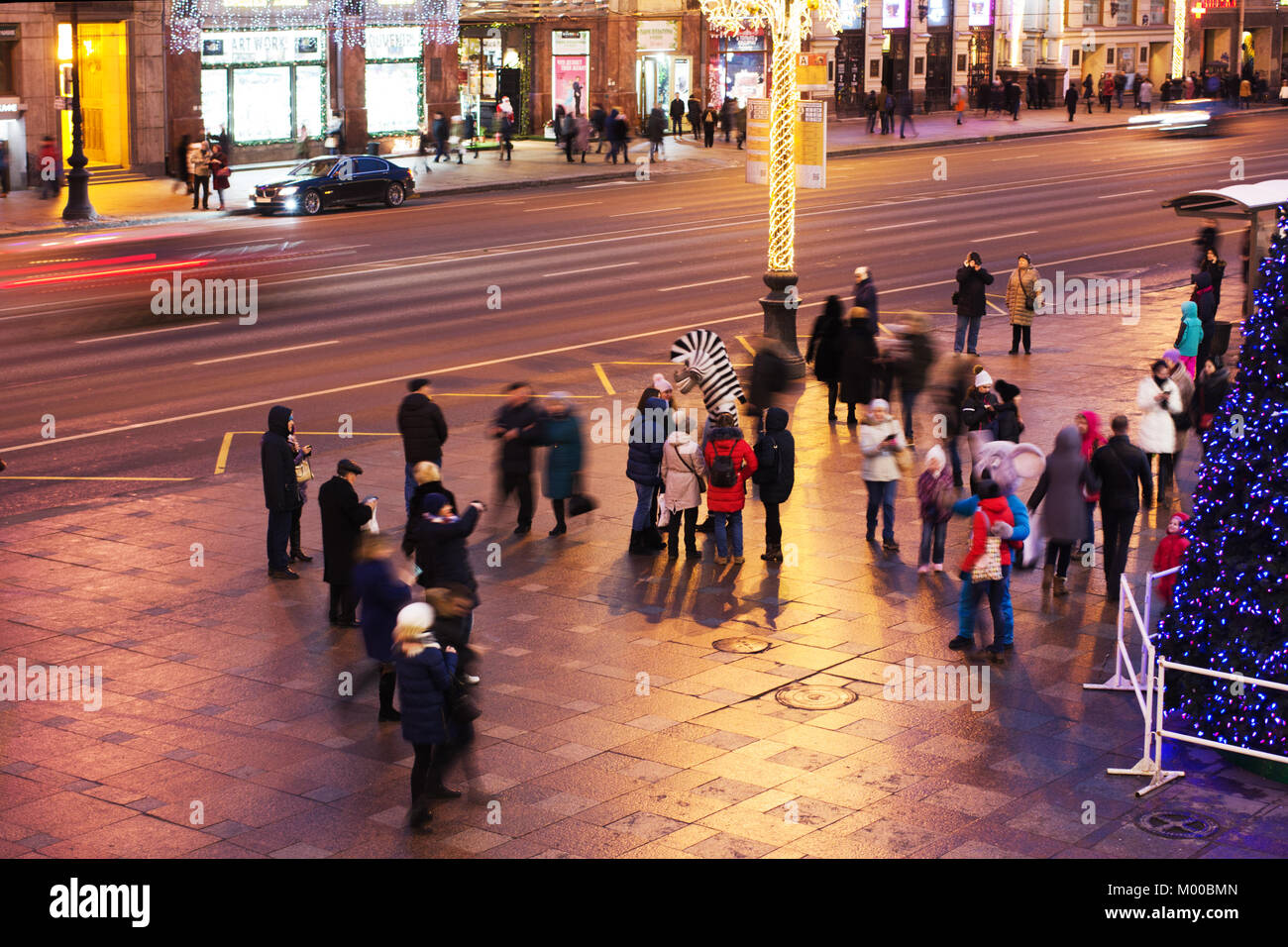Festliche Stadt am Abend im neuen Jahr 2018. Newski Prospekt in St. Petersburg in Russland Stockfoto