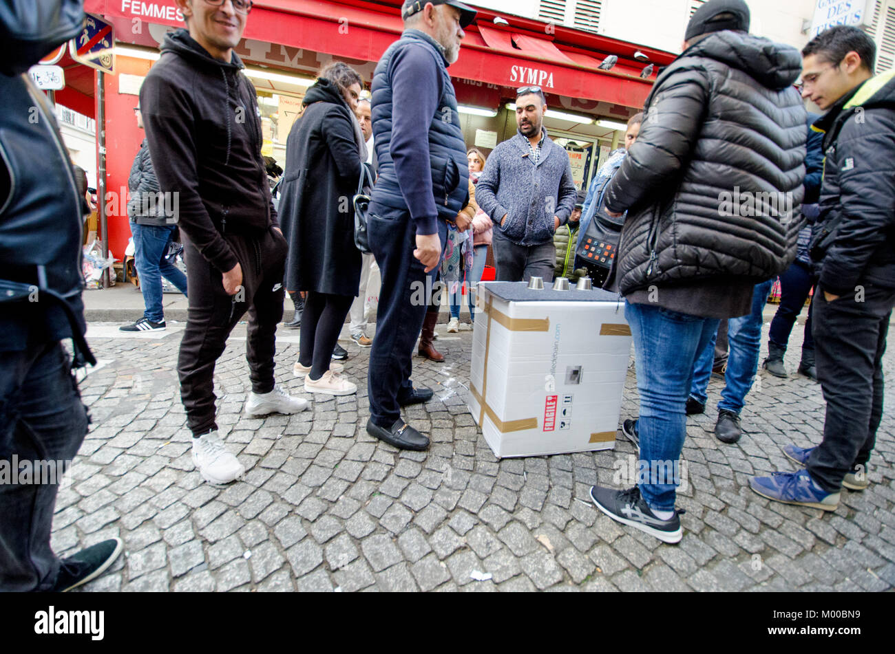 Paris, Frankreich. Mann in Montmartre das Tun der "Cup und Ball" Trick oder der Hölle Spiel ' Stockfoto