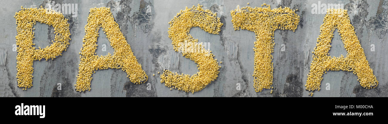 Wort Pasta aus Nudeln Makkaroni auf dem Holztisch in der Küche Stockfoto