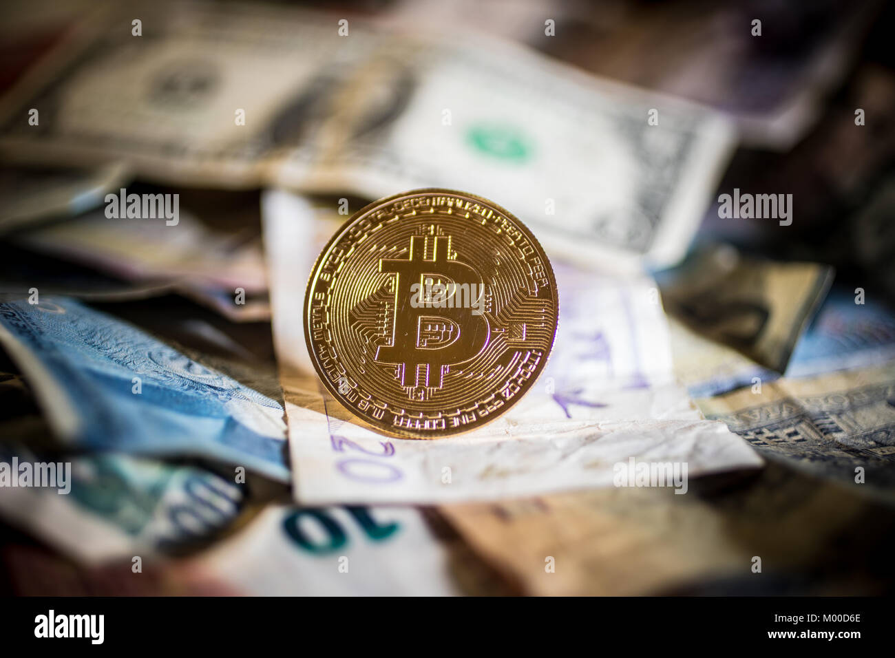 Crypto Währung bitcoins mit echtem Geld. Stockfoto