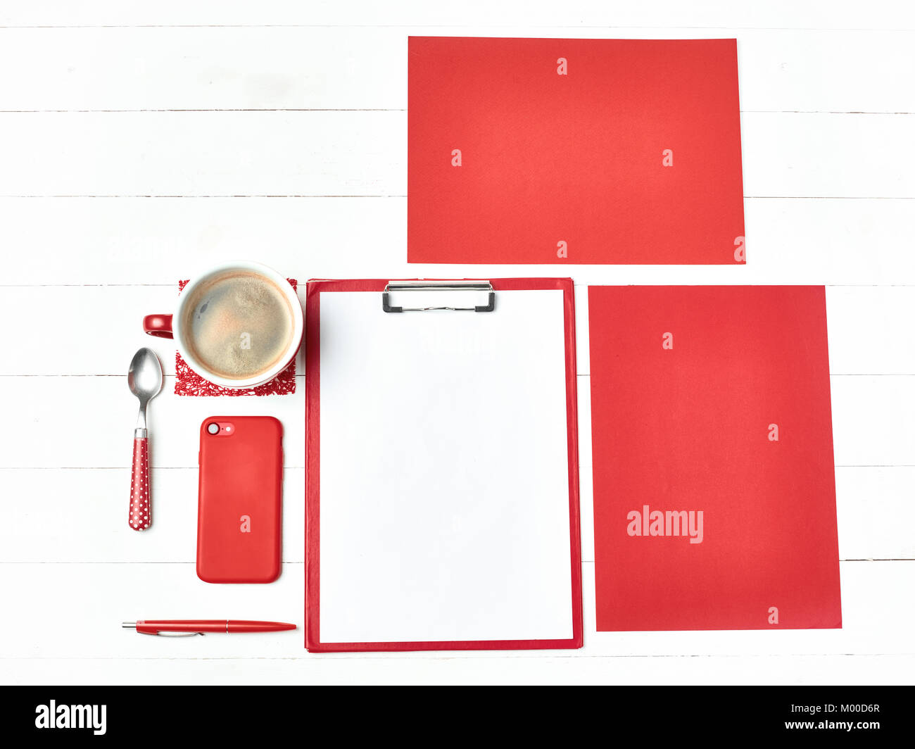 Bürotisch Schreibtisch mit bunten liefert, weiße Leere Notizen, Tasse, Stift auf weißem Hintergrund. Stockfoto