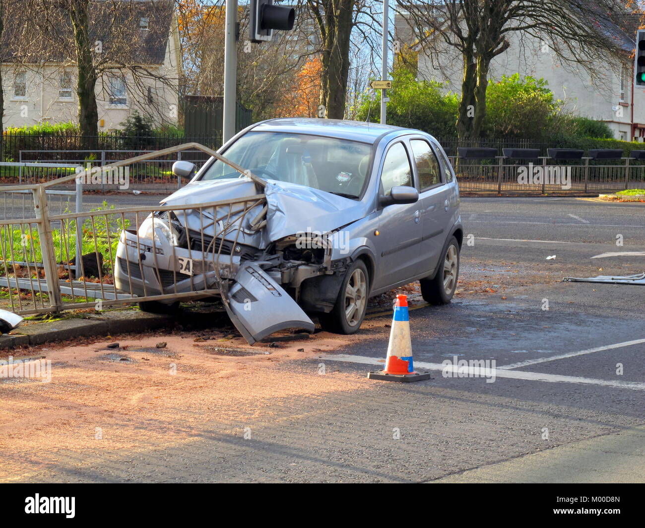 Auto Unfall Crash in Stahl Schranken an fußgängerampel Lichter knightswood cross Glasgow Versicherung Stockfoto