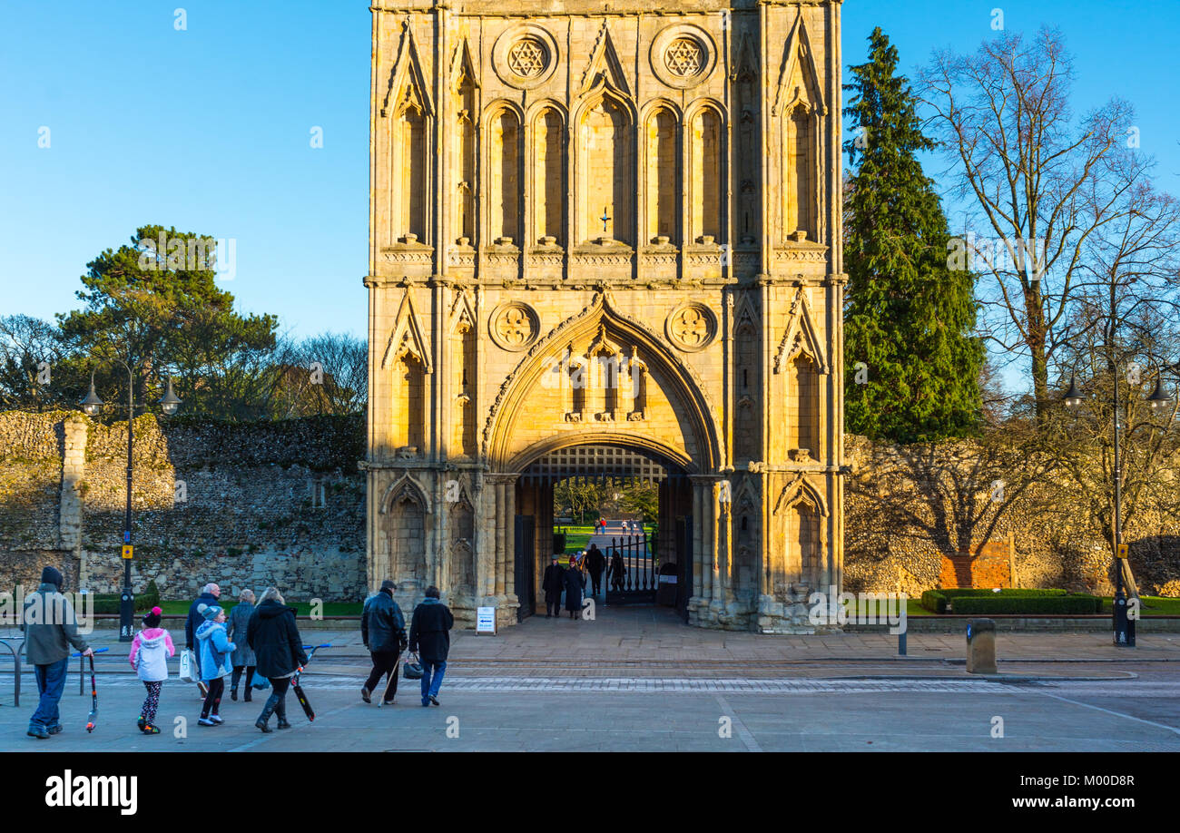 Bury St Edmunds Abbey Gate oder großen Tor, das 14. Jahrhundert Abbey Gate ist der Eingang nach Bury St. Edmunds Abbey Gardens, Suffolk UK Stockfoto