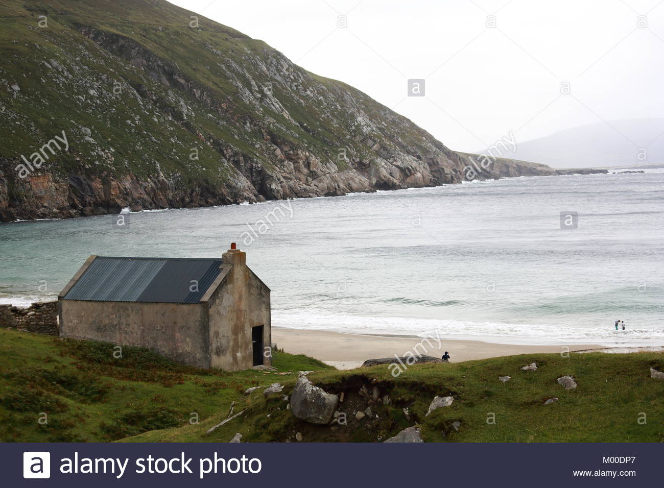 Die Schönheit der Westen Irlands entlang der wilden Atlantischen wie Wellen brechen am Ufer. Stockfoto