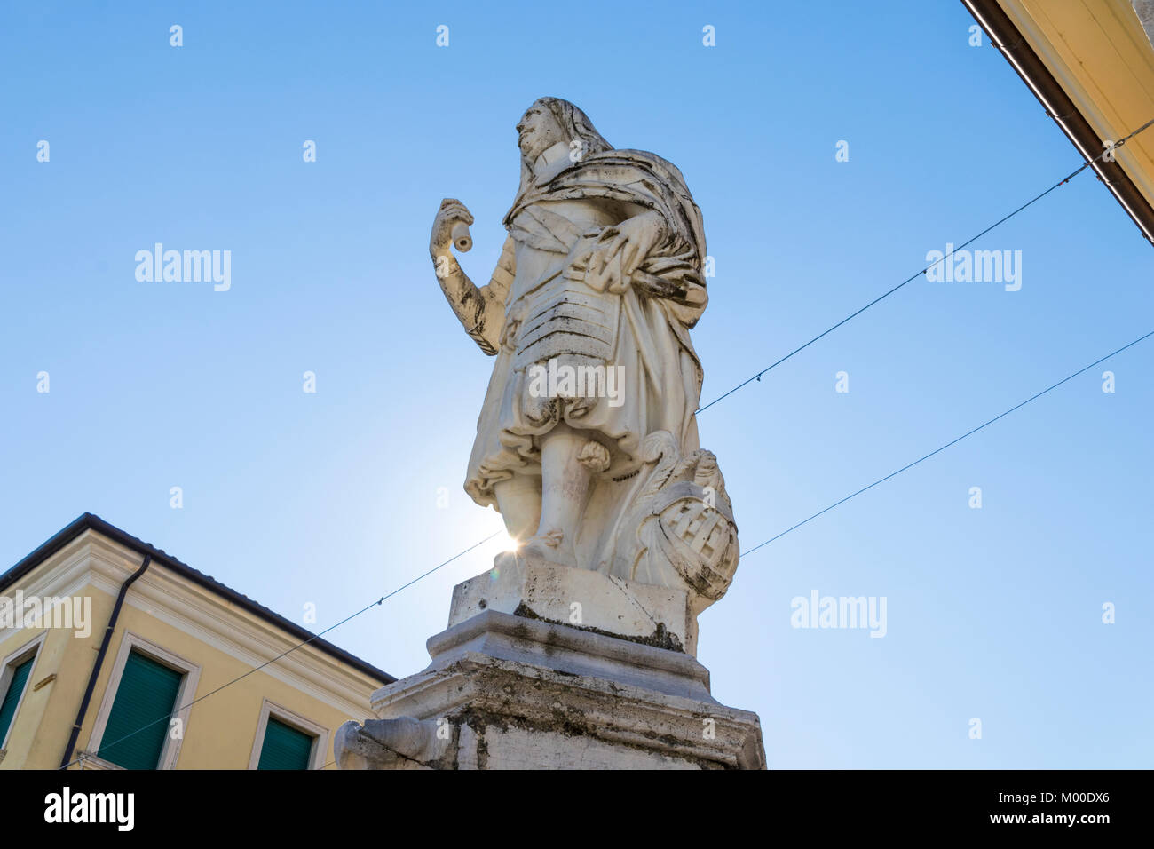 Eine der Statuen auf der Piazza Grande (Großer Platz) in Palmanova, Italien. Ein Weltkulturerbe seit 2017 als Teil der venezianischen Werke der Verteidigung Stockfoto