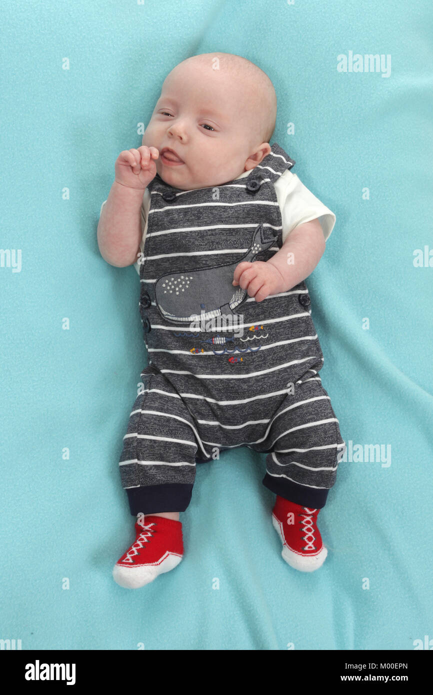 15 Wochen alten Baby boy Mittagsschlaf Stockfoto