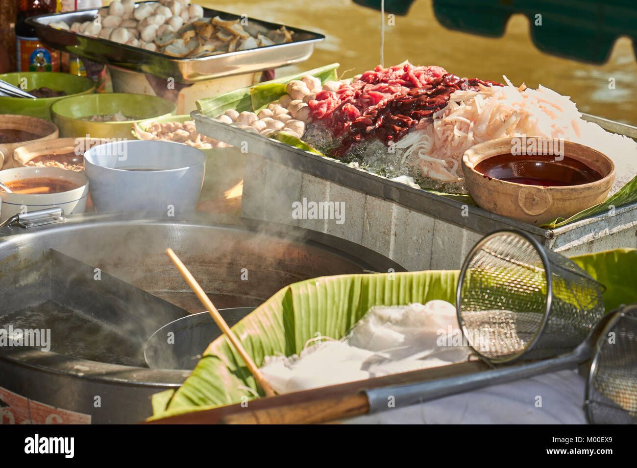 Typische Thai Street Food Küchen zum Kochen bereit, Taling Chan Floating Market, Bangkok, Thailand Stockfoto