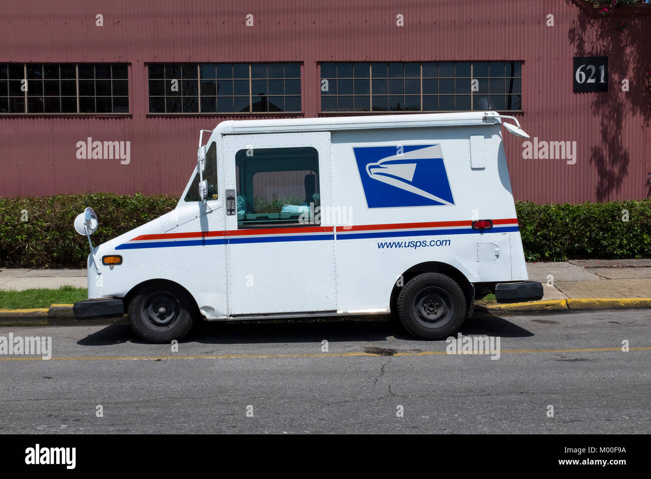 New Orleans, Louisiana - Juni 17, 2014: United States Postal Service (USPS) Gerät in eine Straße der Stadt New Orleans in Louisiana, USA geparkt. Stockfoto
