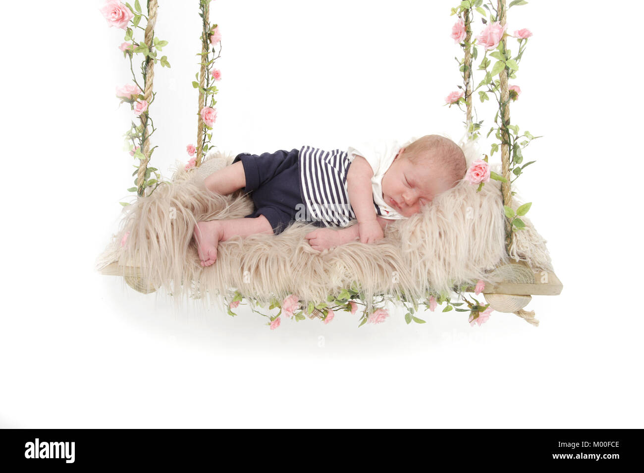 Schöne 4 Wochen alten Baby schlafen auf Swing, Mittagsschlaf Stockfoto