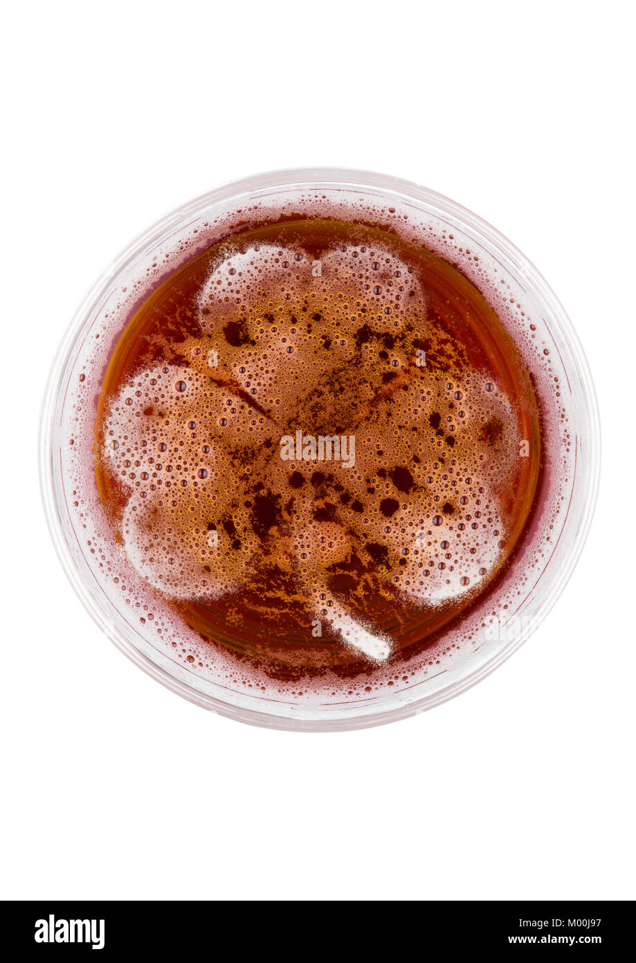 Glas Red Ale Bier top Mit shamrock Form auf weißem Hintergrund der Ansicht von oben Stockfoto