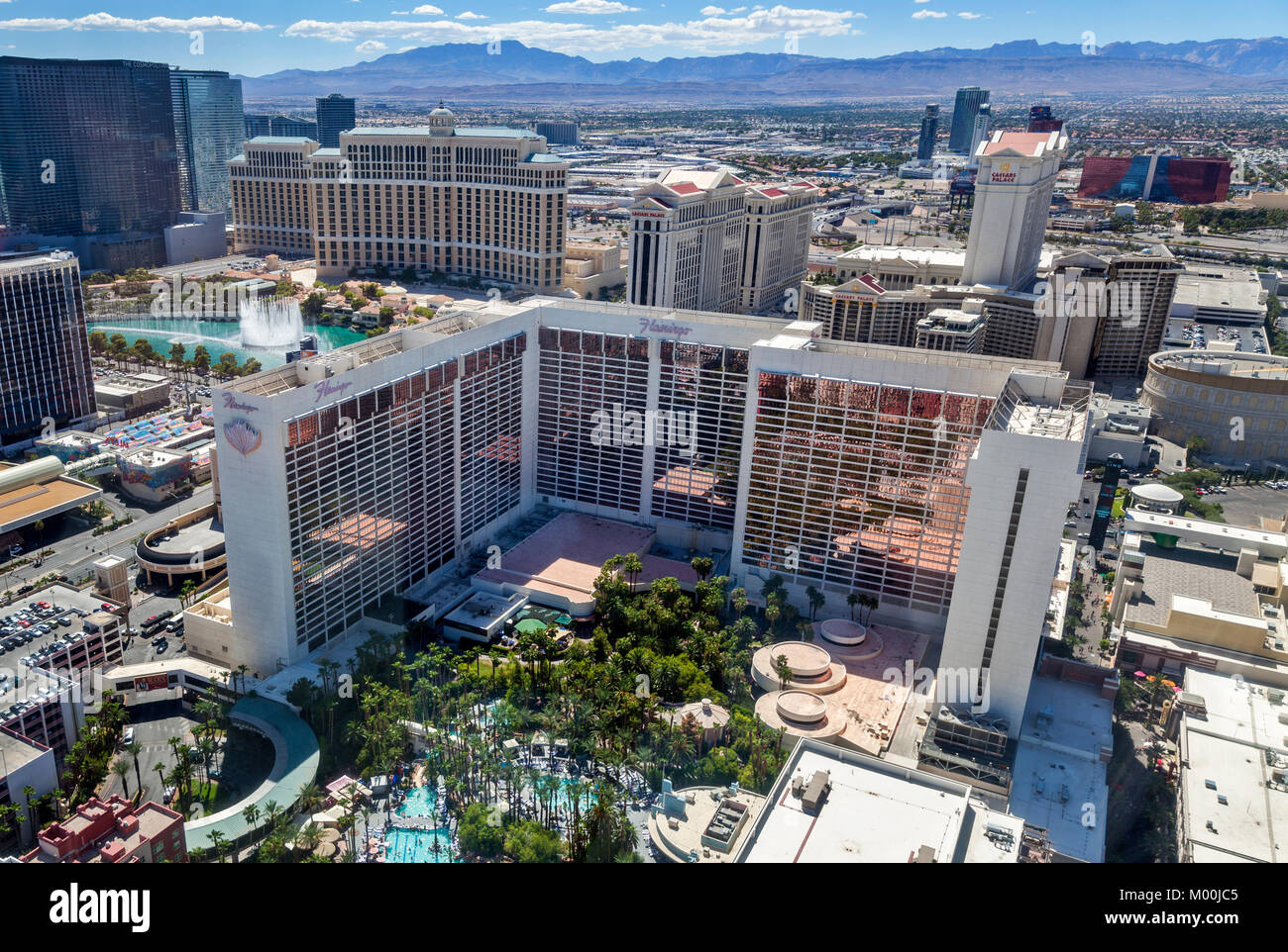 Tagsüber eine Skyline Blick auf mehrere casino and Resort auf den Las Vegas Blvd Form der High Roller Riesenrad in Las Vegas, Nevada. Stockfoto