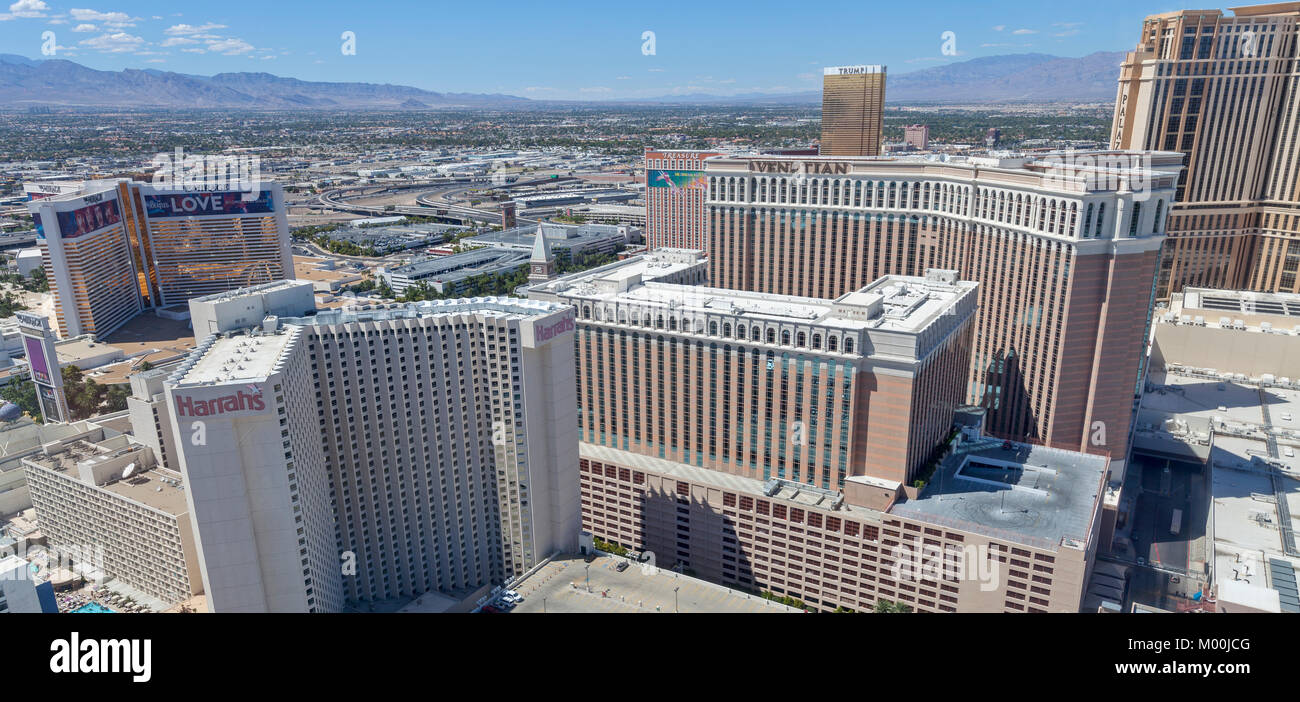 Tagsüber eine Skyline Blick auf mehrere casino and Resort auf den Las Vegas Blvd Form der High Roller Riesenrad in Las Vegas, Nevada. Stockfoto
