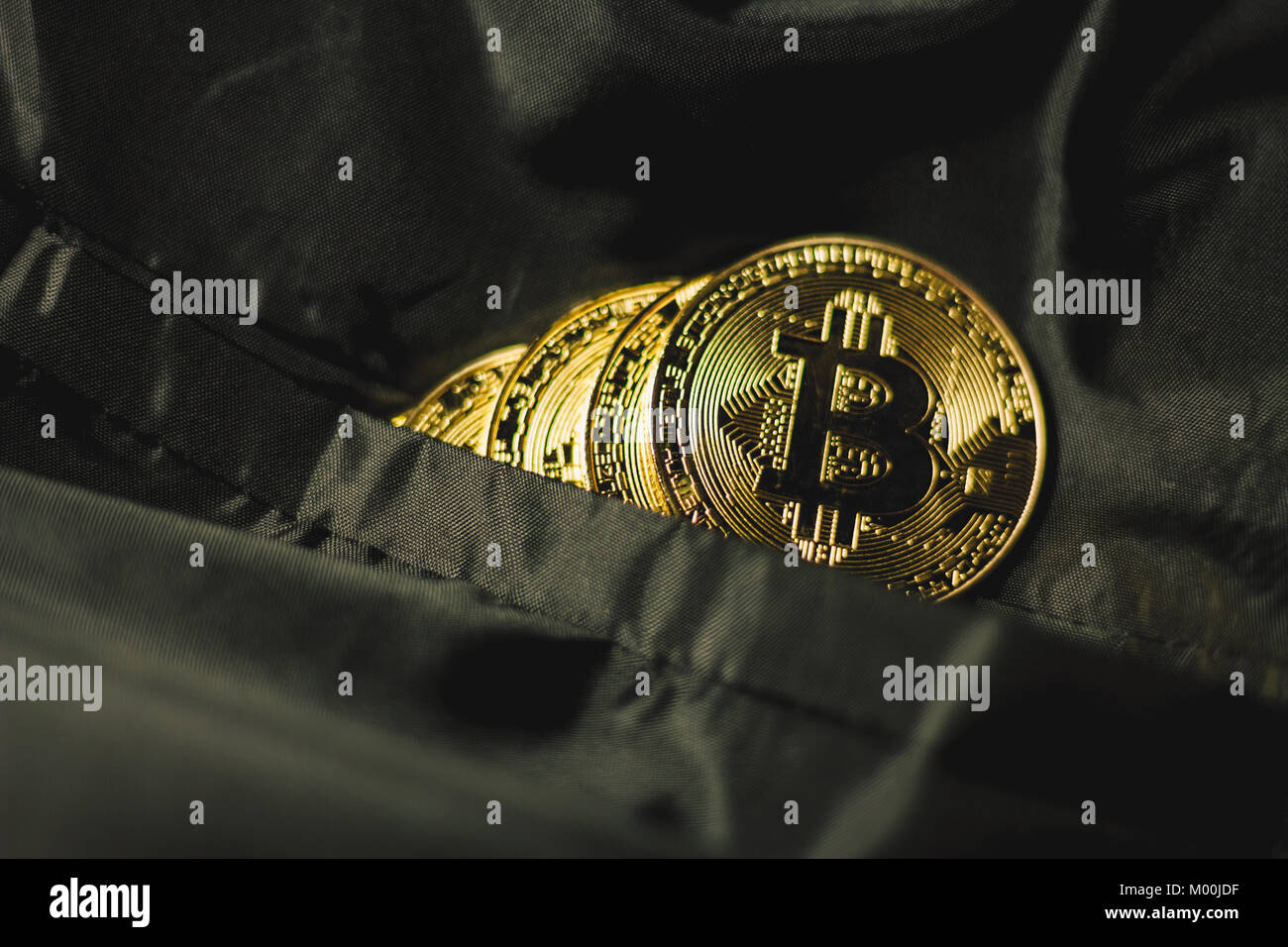 Gold Bitcoin Münzen aus Seide Pocket Stockfoto